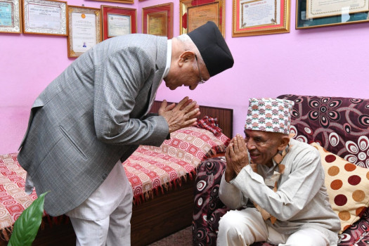 पत्रकार रिसाललाई जन्मदिनको शुभकामना दिन ओली घरमै पुगेपछि...